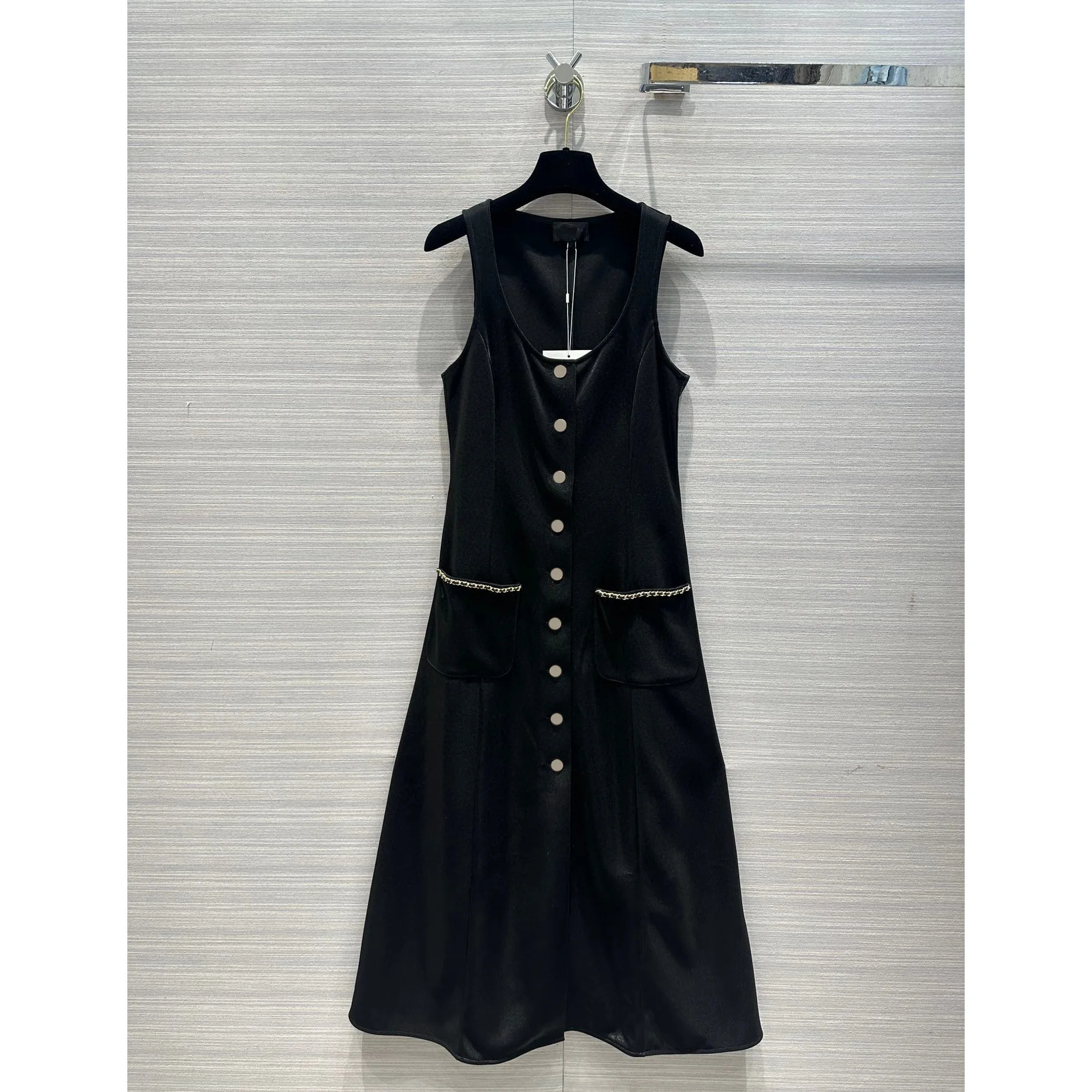 

2024 Высокое качество металлик темпераментная модная Свободная юбка черное платье без рукавов