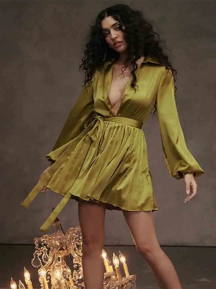 Женское атласное платье с глубоким V-образным вырезом и воланом
Женское атласное платье с глубоким V-образным вырезом и воланом