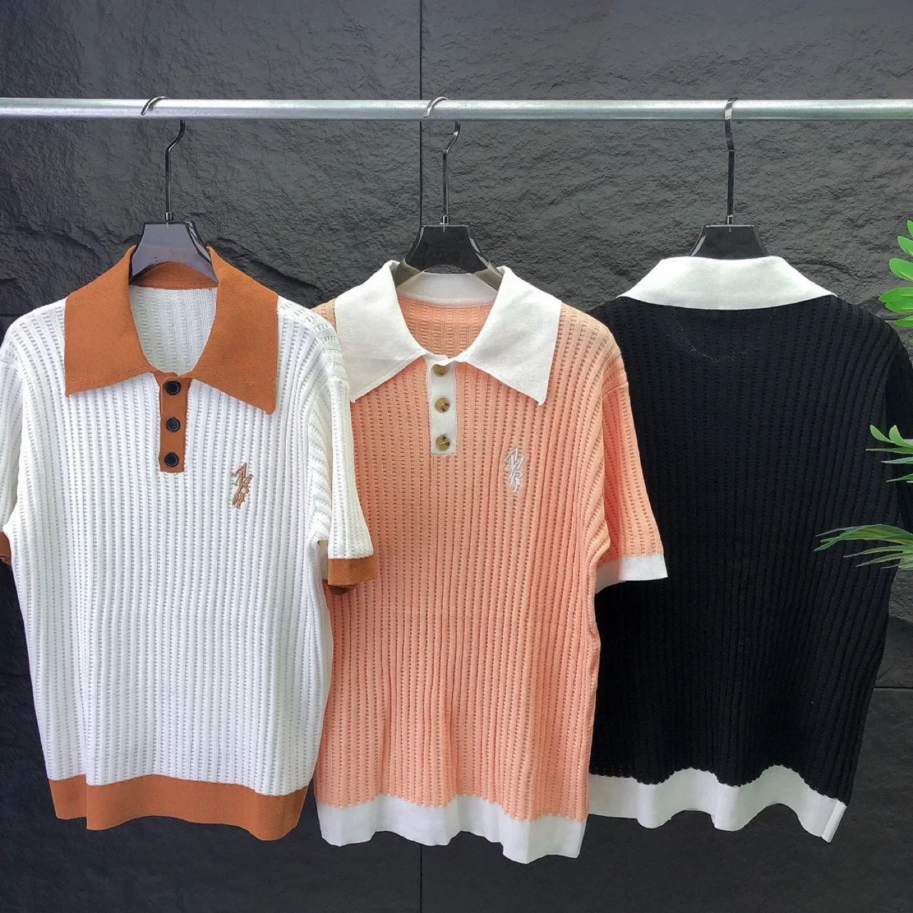 2024 Summer New Vintage Letter Embroidery Knitted Sweater for Men Short Sleeved 3D Jacquard Pattern Polo Breathable High Quality
2024 Summer New Vintage Letter Embroidery Knitted Sweater for Men Short Sleeved 3D Jacquard Pattern Polo Breathable High Quality