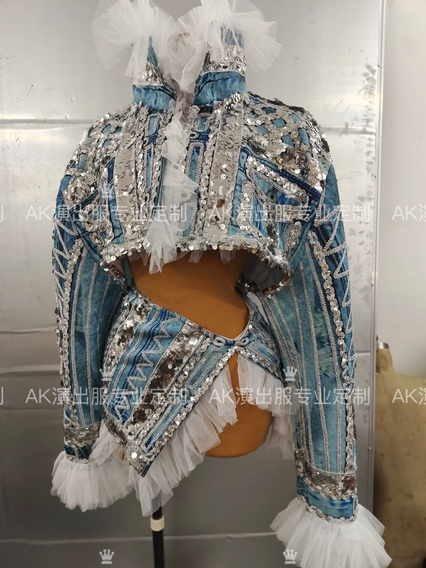 Fake Spicy Cowboy White Skirt Nightclub Bar Festival Event Female Singer Stage Performance Costume Model Runway Sexy Dress
Fake Spicy Cowboy White Skirt Nightclub Bar Festival Event Female Singer Stage Performance Costume Model Runway Sexy Dress