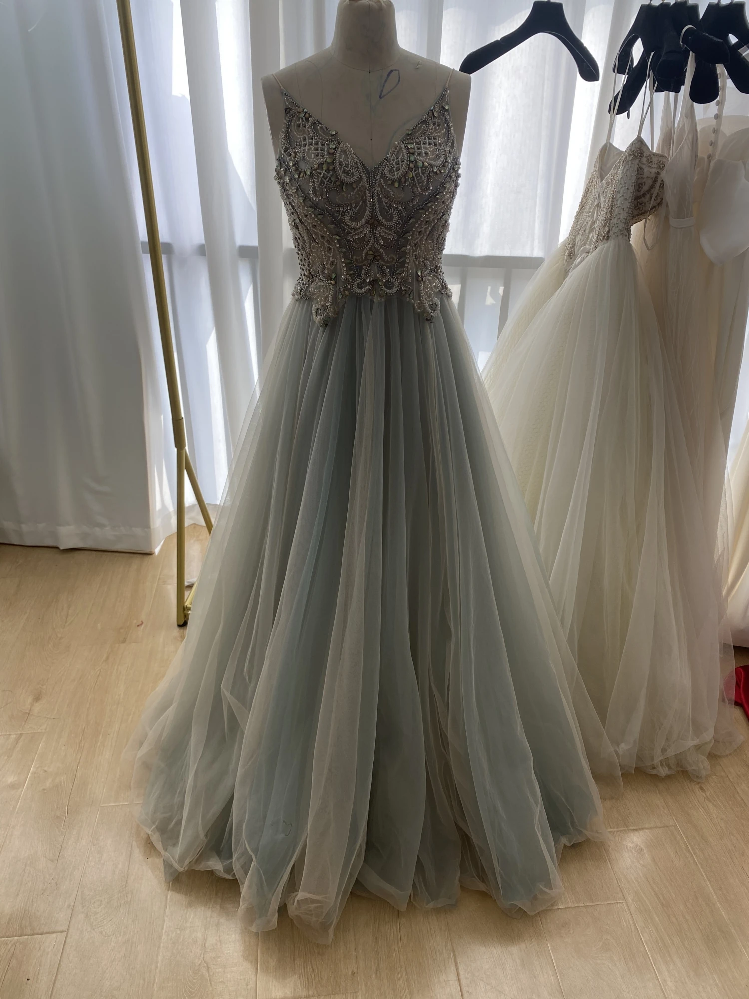 CloverBridal со склада реальное видео серый + пыльный синий стеклянные бусины Блестки бриллианты ТРАПЕЦИЕВИДНОЕ Тюлевое платье для выпускного вечера ZD29
CloverBridal со склада реальное видео серый + пыльный синий стеклянные бусины Блестки бриллианты ТРАПЕЦИЕВИДНОЕ Тюлевое платье для выпускного вечера ZD29