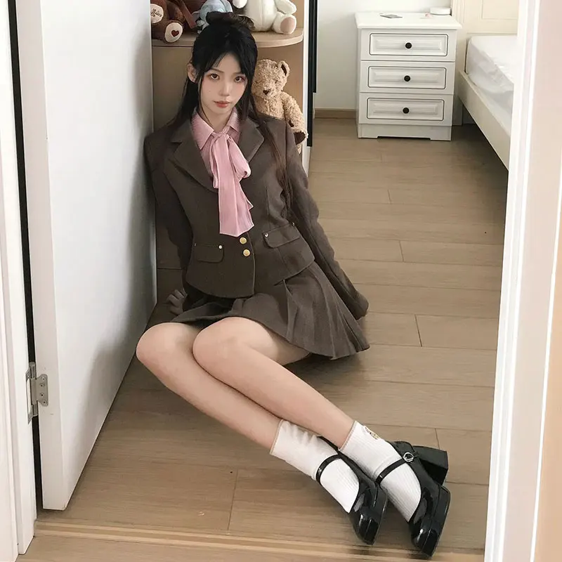 UNXX Retro College Style High-end Temperament Women's Suit Jacket Shirt Short Pleated Skirt Girl 2023 Autumn Three-piece Set
UNXX Retro College Style High-end Temperament Women's Suit Jacket Shirt Short Pleated Skirt Girl 2023 Autumn Three-piece Set