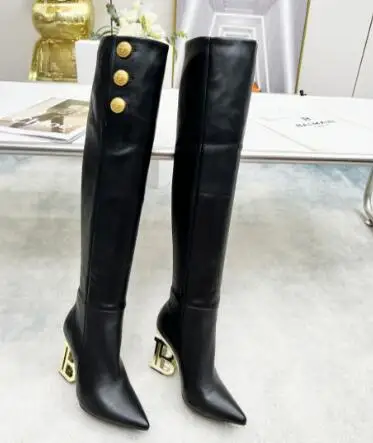 Женские кожаные сапоги до колена, с острым носком, на необычном каблуке 
Женские кожаные сапоги до колена, с острым носком, на необычном каблуке