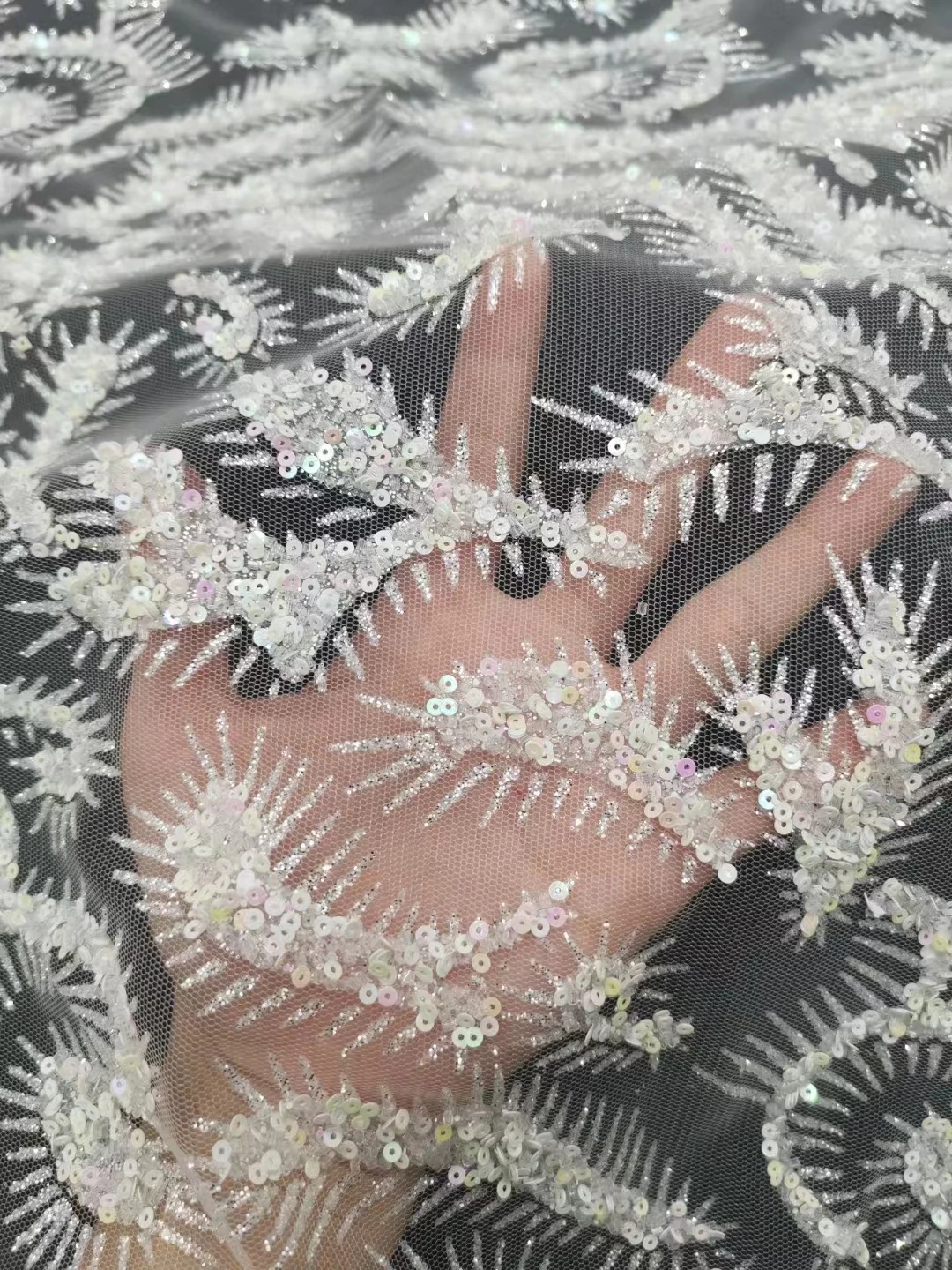 New high-end European and American luxury sterling silver powder sequined mesh fabric, suitable for fashion ladies evening dress
New high-end European and American luxury sterling silver powder sequined mesh fabric, suitable for fashion ladies evening dress
