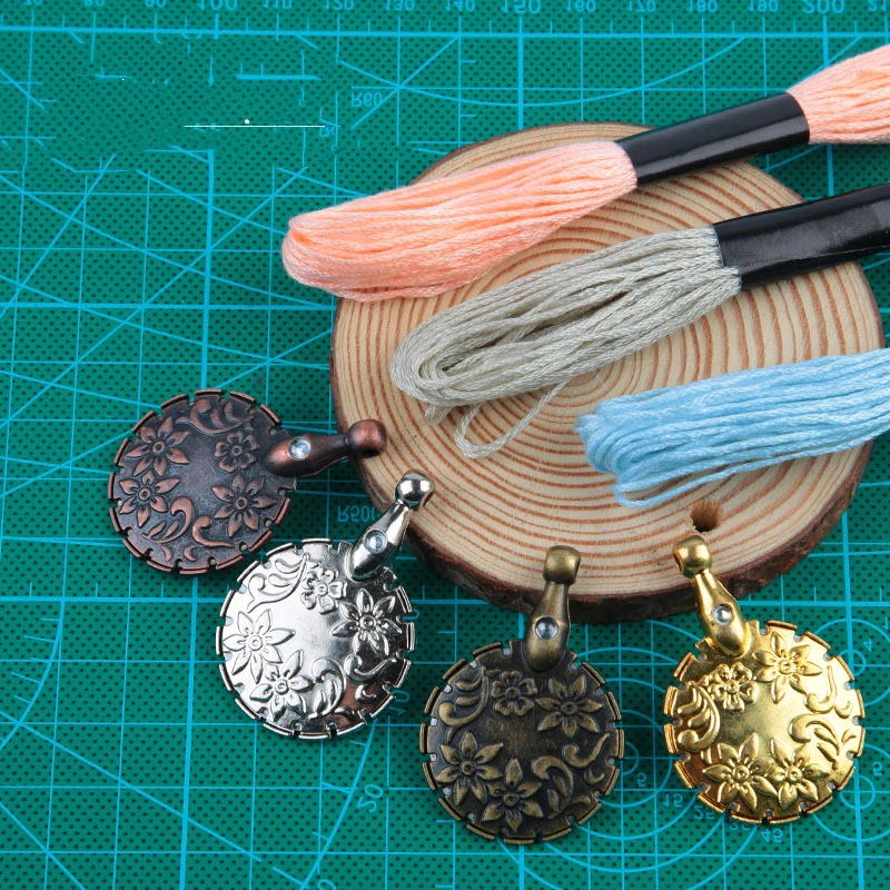 1/4x Yarn Cutter Pendant Round Thread Cutters Sewing Yarns Cutter Thread Yarn Cutting Tools for Sewing Craft Embroidery Supplies
1/4x Yarn Cutter Pendant Round Thread Cutters Sewing Yarns Cutter Thread Yarn Cutting Tools for Sewing Craft Embroidery Supplies