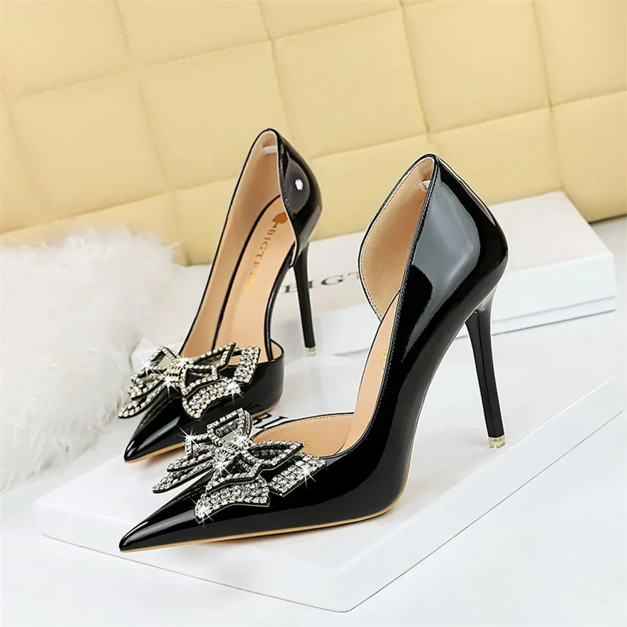 

Style Banquet High Heels Shallow Mouthed Pointed Patent Leather Thin Heels Ultra-High Heels Rhinestone Bow Single Shoes