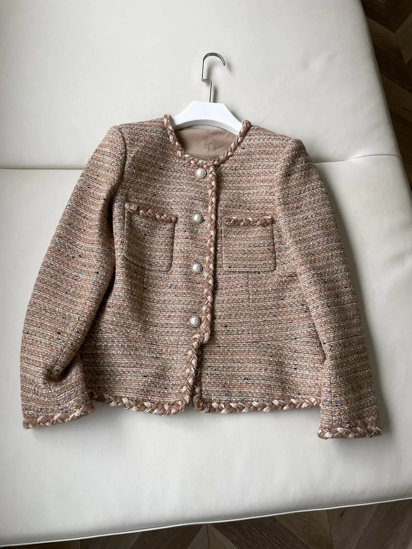 

2024 Spring/Summer New Women's Wear High qualityElegant Gold Thread Tweed Lined Bright Silk Edging Pearl Buckle Short Coat 0409