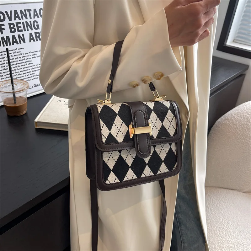Square Leather Crossbody Messenger Bag New Trendy Fashion Female Ins Plaid Messenger Bag Fashion Portable Small Square Bag
Square Leather Crossbody Messenger Bag New Trendy Fashion Female Ins Plaid Messenger Bag Fashion Portable Small Square Bag