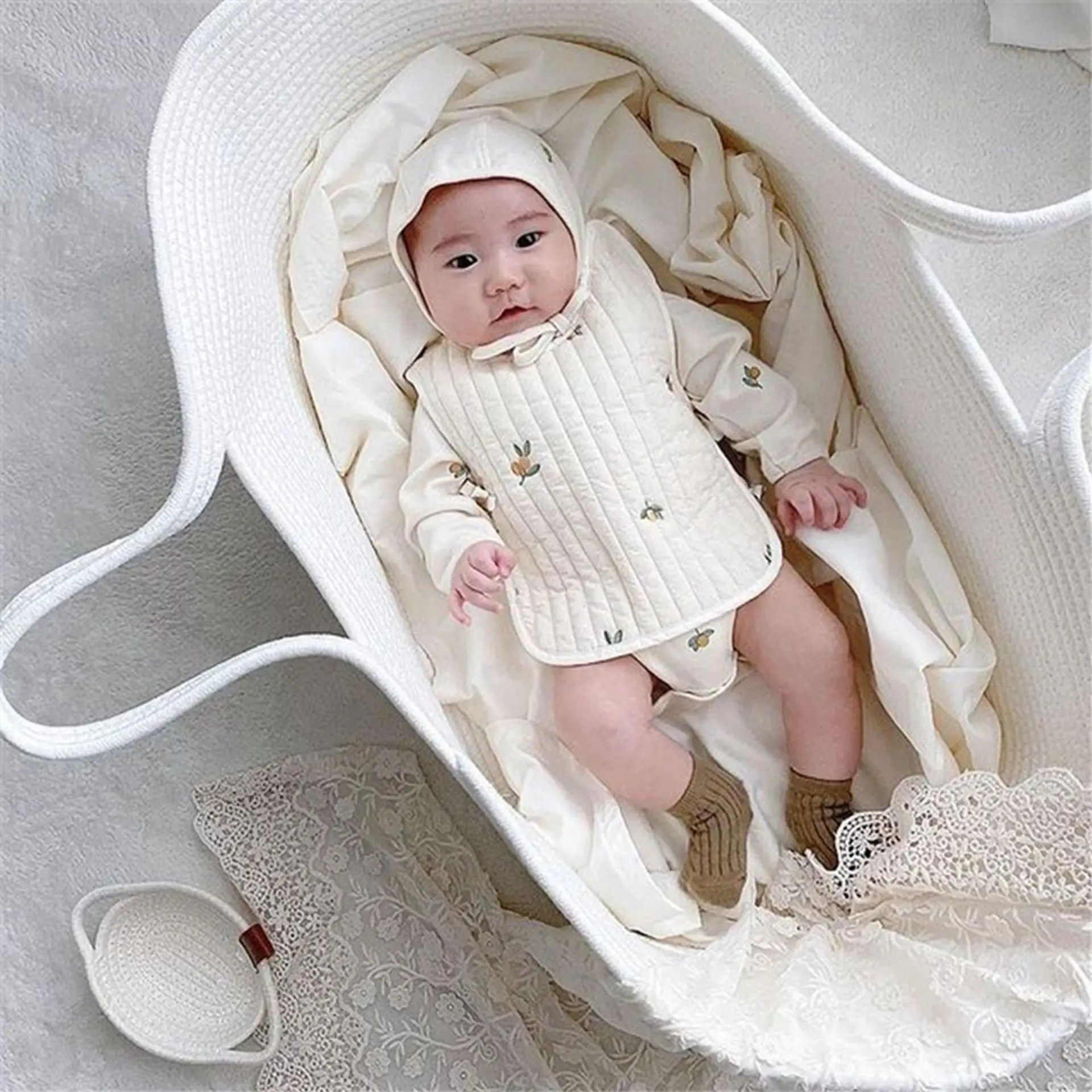 INS portable car travel bed newborn cradle out sleeping basket cotton rope woven baby basket
INS portable car travel bed newborn cradle out sleeping basket cotton rope woven baby basket
