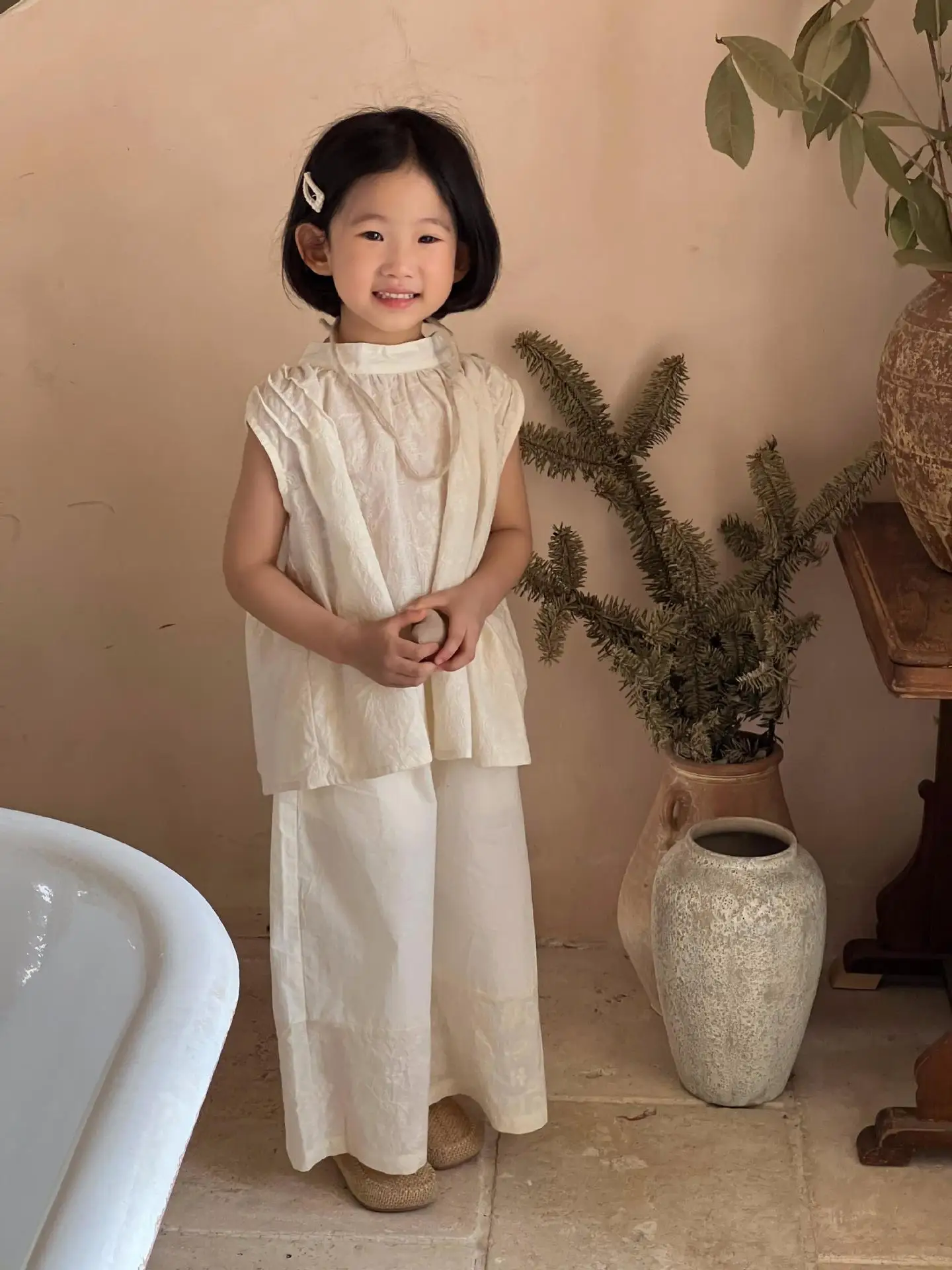 Childrens Sets Korean 2024 Clothing Summer New Girl Embroidery Flower Edge Cotton Vest Trousers Two Pieces Simple Pleated
Childrens Sets Korean 2024 Clothing Summer New Girl Embroidery Flower Edge Cotton Vest Trousers Two Pieces Simple Pleated