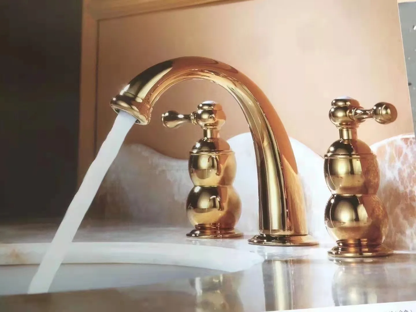 Luxury Gold Brass Three Holes Two Handle Bathroom sink faucet Golden Copper Basin mixer Tap Cold hot water Artistic Bathroom Tap
Luxury Gold Brass Three Holes Two Handle Bathroom sink faucet Golden Copper Basin mixer Tap Cold hot water Artistic Bathroom Tap