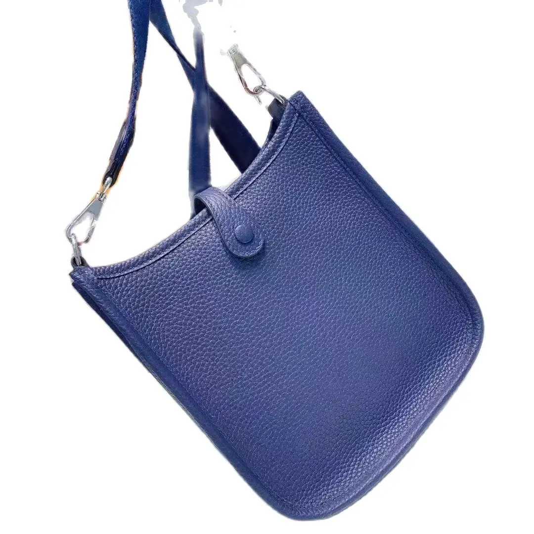 2024 new fashionable and elegant bags create a fusion of classic and elegant canvas and resin chains
2024 new fashionable and elegant bags create a fusion of classic and elegant canvas and resin chains