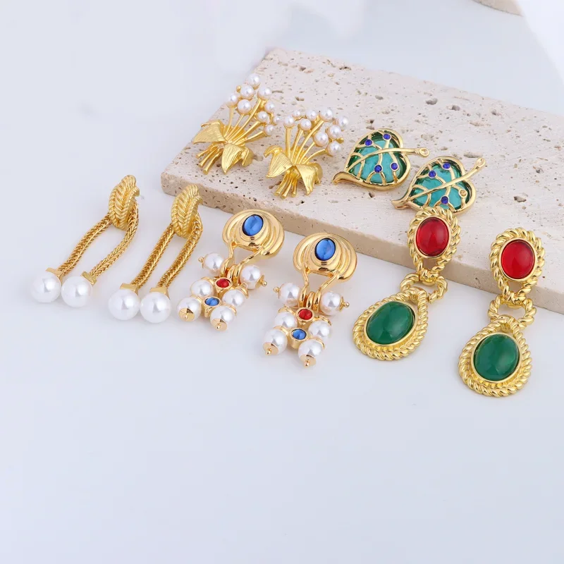 ALLNEWME Retro Multiple Shiny CZ Cubic Zircon Simulated Pearl Flower Leaves Earring Gold Brass Drop Geometric Earrings Women
ALLNEWME Retro Multiple Shiny CZ Cubic Zircon Simulated Pearl Flower Leaves Earring Gold Brass Drop Geometric Earrings Women