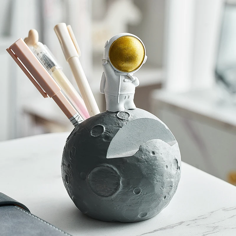 Decorative Astronaut Pen Holder Home Decor Simple Study Cabinet Ornament Office Meeting Room Desktop Accessories Pen Container
Decorative Astronaut Pen Holder Home Decor Simple Study Cabinet Ornament Office Meeting Room Desktop Accessories Pen Container