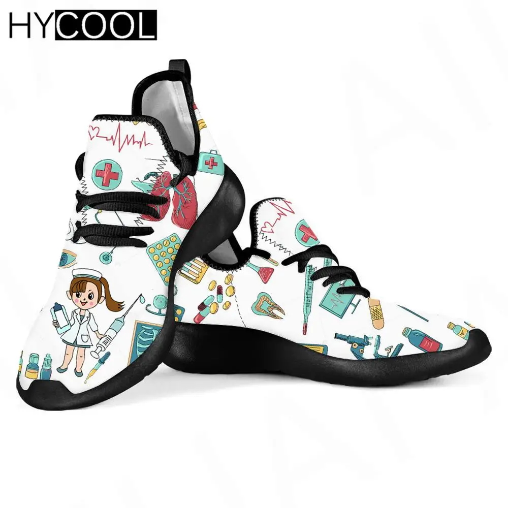 Новая трендовая Женская сетчатая вязаная спортивная обувь HYCOOL, Симпатичные уличные женские кроссовки со шнуровкой и принтом для медсестер и врачей девочек для бега
Новая трендовая Женская сетчатая вязаная спортивная обувь HYCOOL, Симпатичные уличные женские кроссовки со шнуровкой и принтом для медсестер и врачей девочек для бега