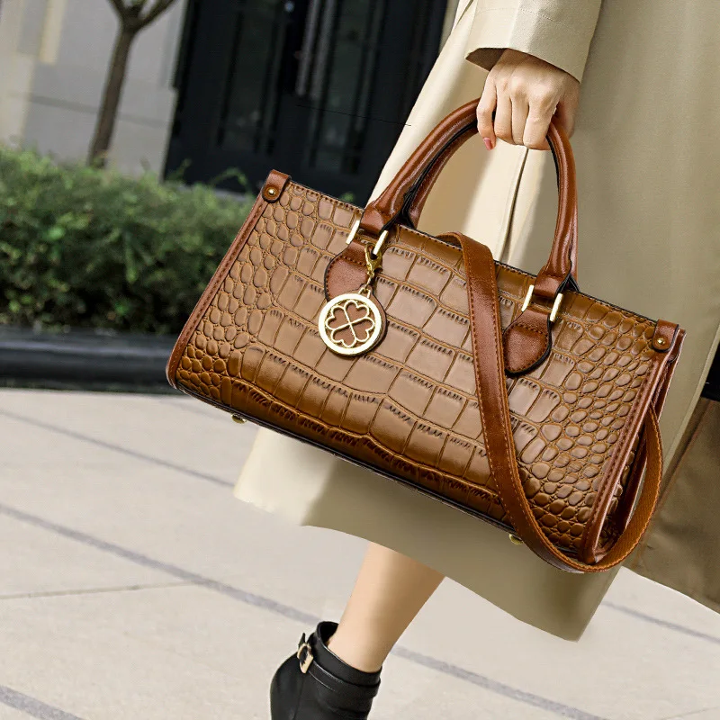 2023 Summer 100% Genuine Leather Large Capacity Casual Totes High Quality Women Purse And Handbags Luxury Fashion Shoulder Bags
2023 Summer 100% Genuine Leather Large Capacity Casual Totes High Quality Women Purse And Handbags Luxury Fashion Shoulder Bags