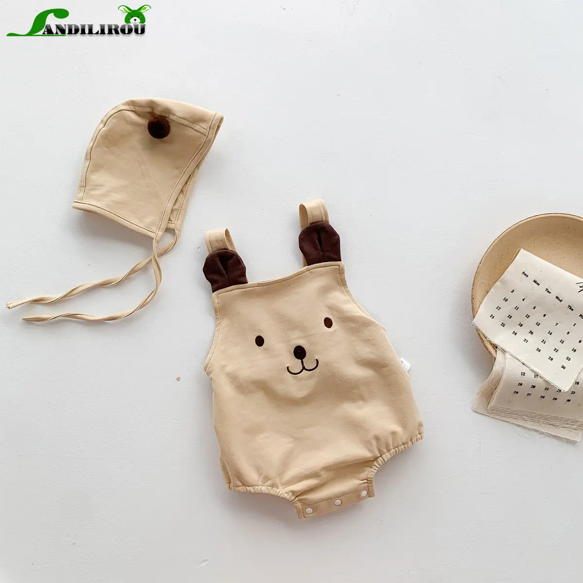 2023 New In Summer khaki Infant Newborn Baby Girls Boys Cartoon Bear Print Outfits Kids Cotton Jumpsuits Gift Hat Bodysuits
2023 New In Summer khaki Infant Newborn Baby Girls Boys Cartoon Bear Print Outfits Kids Cotton Jumpsuits Gift Hat Bodysuits