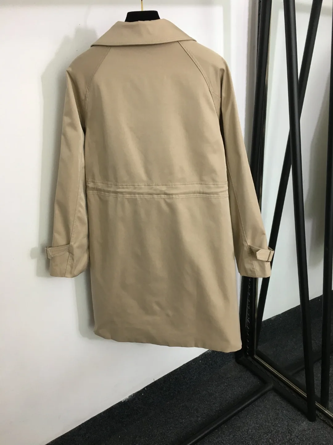 

Autumn New Arrival: Casual and Stylish Khaki Mid-length Trench Coat with Relaxed Mature Vibes