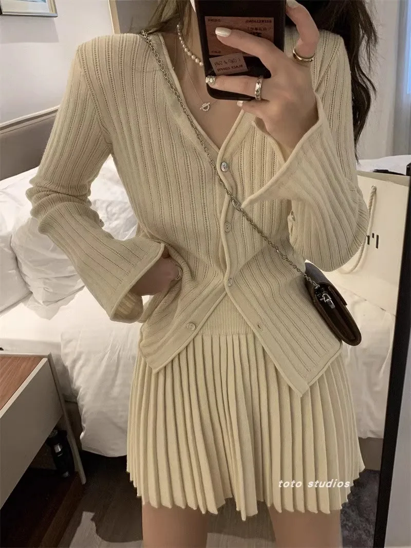 Hollow V-Neck Long-Sleeve Buttons Women Knitted Slim Cardigan + Mini Pleated Skirt 2-Piece Sets Fall Korean Chic Sweetgirl Suit
Hollow V-Neck Long-Sleeve Buttons Women Knitted Slim Cardigan + Mini Pleated Skirt 2-Piece Sets Fall Korean Chic Sweetgirl Suit