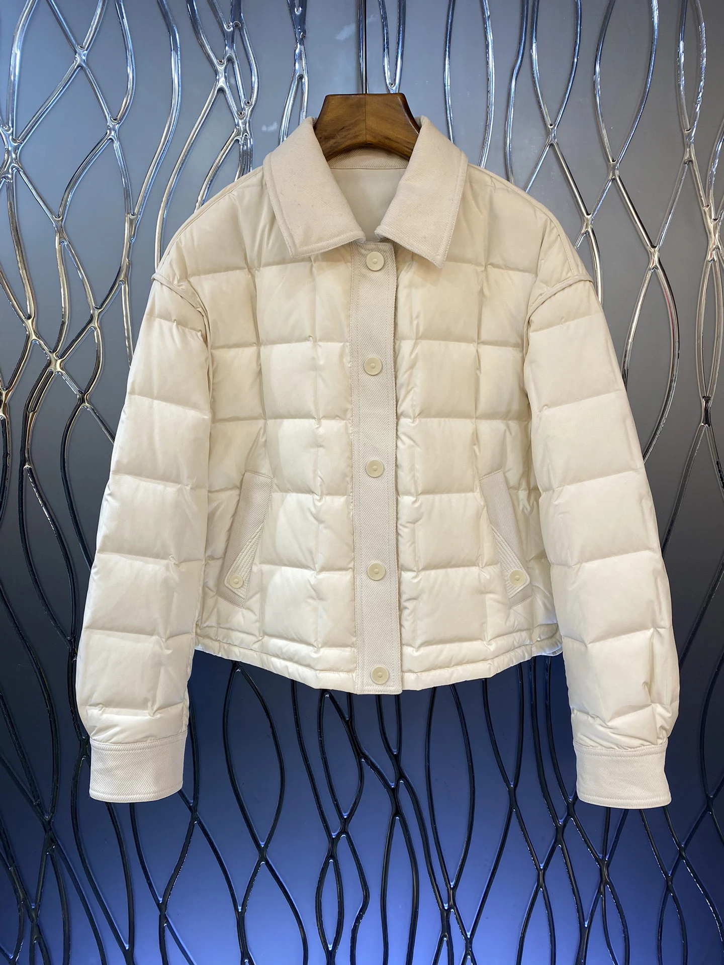 Down jacket Lapel single-breasted design Fashionable temperament Slim and thin Soft and comfortable 2024 spring women's new hot
Down jacket Lapel single-breasted design Fashionable temperament Slim and thin Soft and comfortable 2024 spring women's new hot