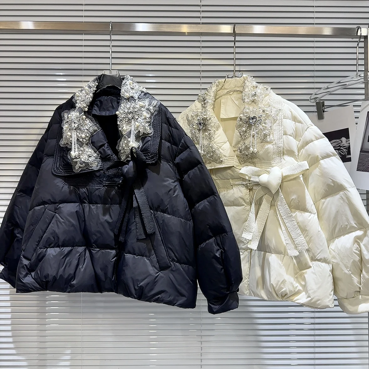 Rhinestone Beads Flowers Casual Women Down Coat 2023 New Autumn Winter Turn-down Collar Frog Long Sleeve White Duck Down Jacket
Rhinestone Beads Flowers Casual Women Down Coat 2023 New Autumn Winter Turn-down Collar Frog Long Sleeve White Duck Down Jacket