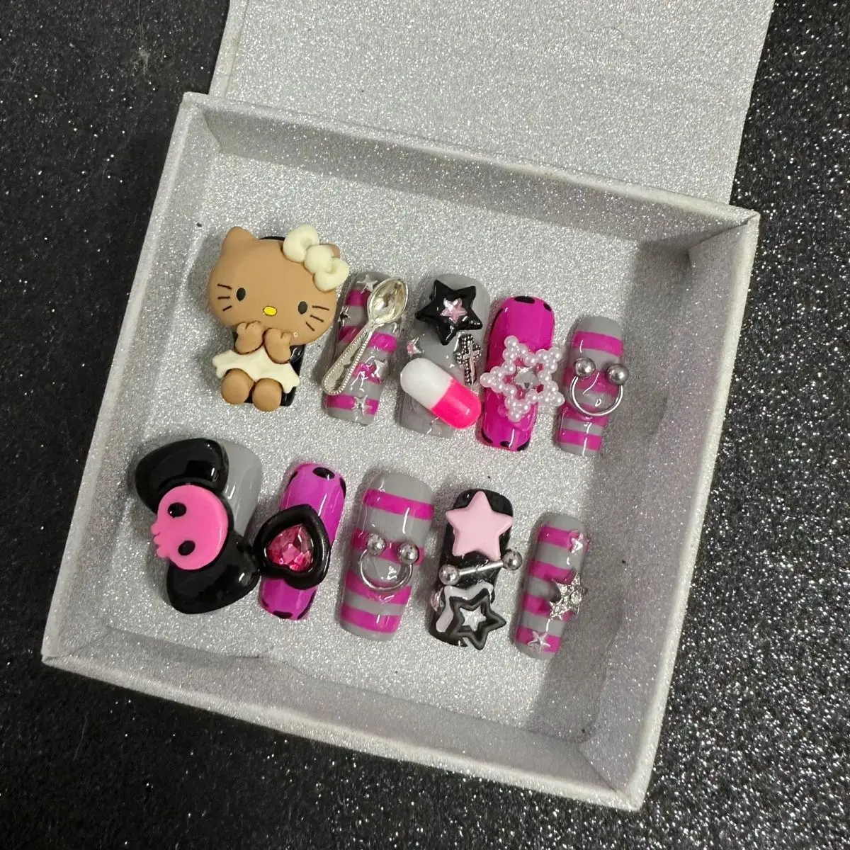 Новинка Sanrioed Hellokittys Y2K наклейки для ногтей милый и пряный стиль Горячая Девушка трехмерная ручная роспись маникюрные наклейки для ногтей
Новинка Sanrioed Hellokittys Y2K наклейки для ногтей милый и пряный стиль Горячая Девушка трехмерная ручная роспись маникюрные наклейки для ногтей