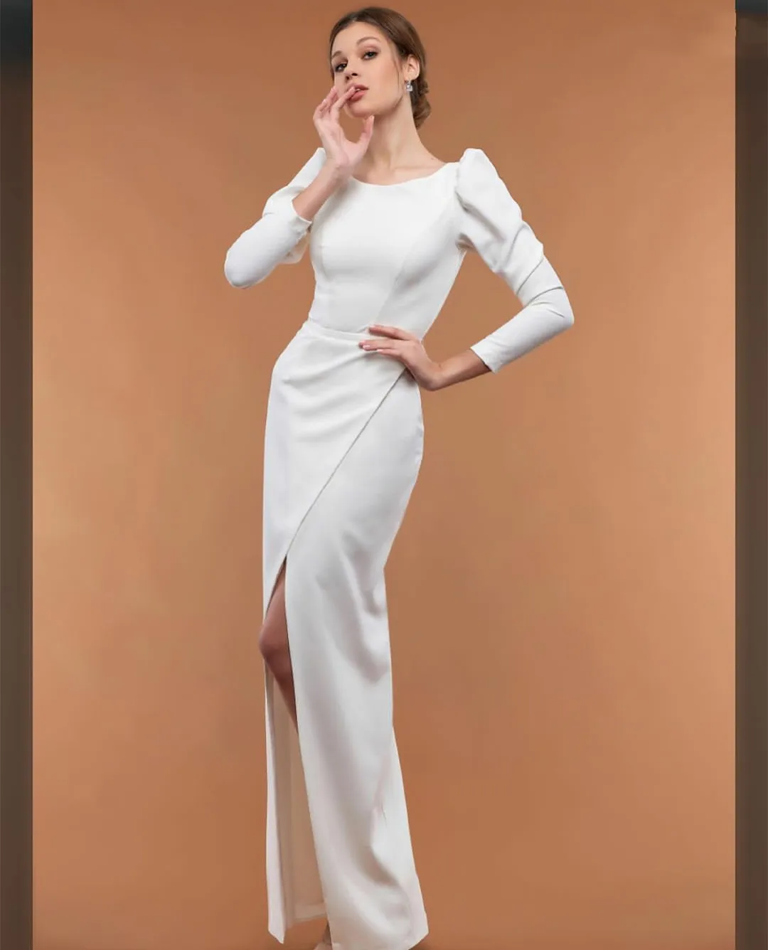 Elegant Long Sleeve Crepe Wedding Dresses With Slit Sheath Floor Length Custom Made Bridal Gowns for Women
Elegant Long Sleeve Crepe Wedding Dresses With Slit Sheath Floor Length Custom Made Bridal Gowns for Women