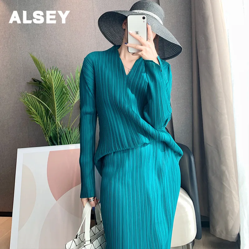 ALSEY Miyake Pleated Tops Women Spring Fall New Long-sleeved Solid Color Versatile Small V-neck Elegant Fashion T-shirt Women
ALSEY Miyake Pleated Tops Women Spring Fall New Long-sleeved Solid Color Versatile Small V-neck Elegant Fashion T-shirt Women