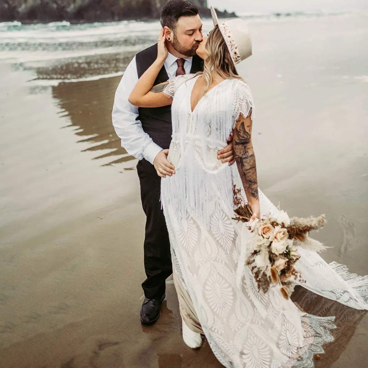 Boho Fringed Eyelash Lace Wedding Dress A Line Cap Sleeve Backless V Neck Maternity Beach High Slit Photoshoot Gown With Tassels
Boho Fringed Eyelash Lace Wedding Dress A Line Cap Sleeve Backless V Neck Maternity Beach High Slit Photoshoot Gown With Tassels