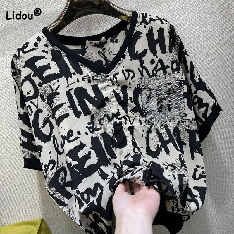 Loose Vintage Letter Printed V-Neck T-shirt Summer Fashion Women's Clothing Temperament All-match Short Sleeve Diamonds Tops
Loose Vintage Letter Printed V-Neck T-shirt Summer Fashion Women's Clothing Temperament All-match Short Sleeve Diamonds Tops