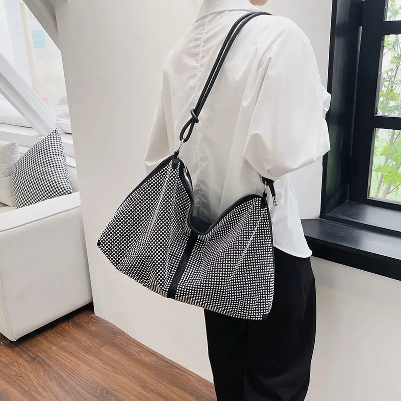 Light Luxury Nylon Fabric Large Capacity Diamond Embedding Shoulder Women's Bag Evening Dress Banquet Fashion Versatile Tote Bag
Light Luxury Nylon Fabric Large Capacity Diamond Embedding Shoulder Women's Bag Evening Dress Banquet Fashion Versatile Tote Bag