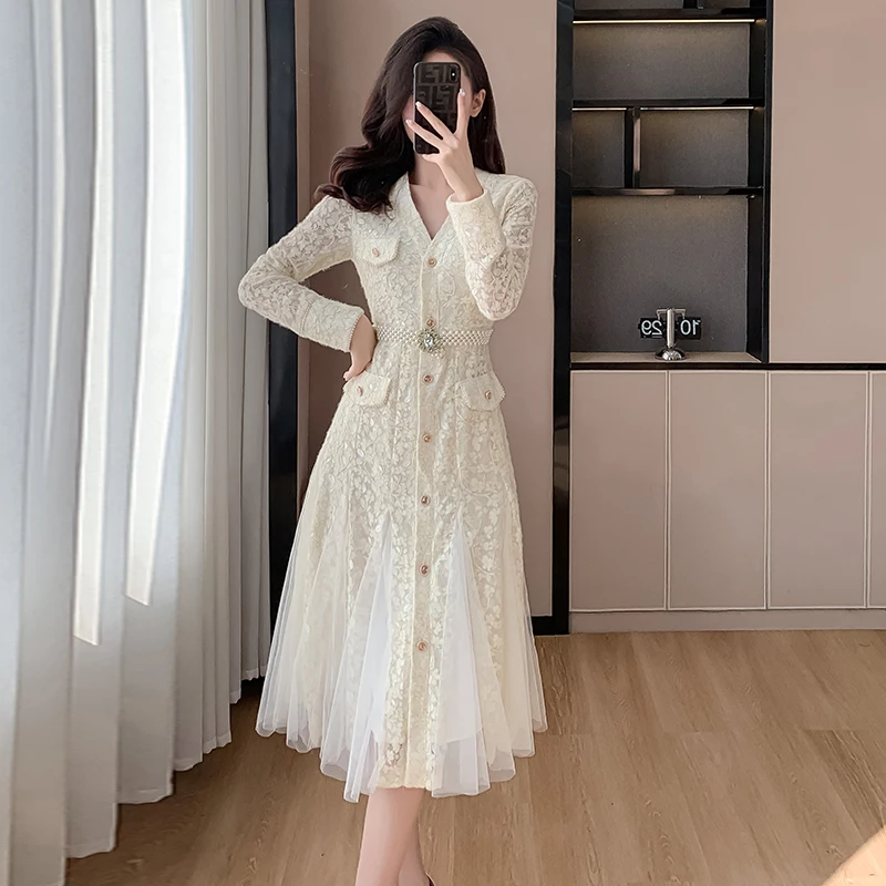 2024 Runway French Spring Lace Patchwork Mesh Party Elegant Women V Neck Single Breasted Beaded Slim Pearl Belt Midi Dress
2024 Runway French Spring Lace Patchwork Mesh Party Elegant Women V Neck Single Breasted Beaded Slim Pearl Belt Midi Dress