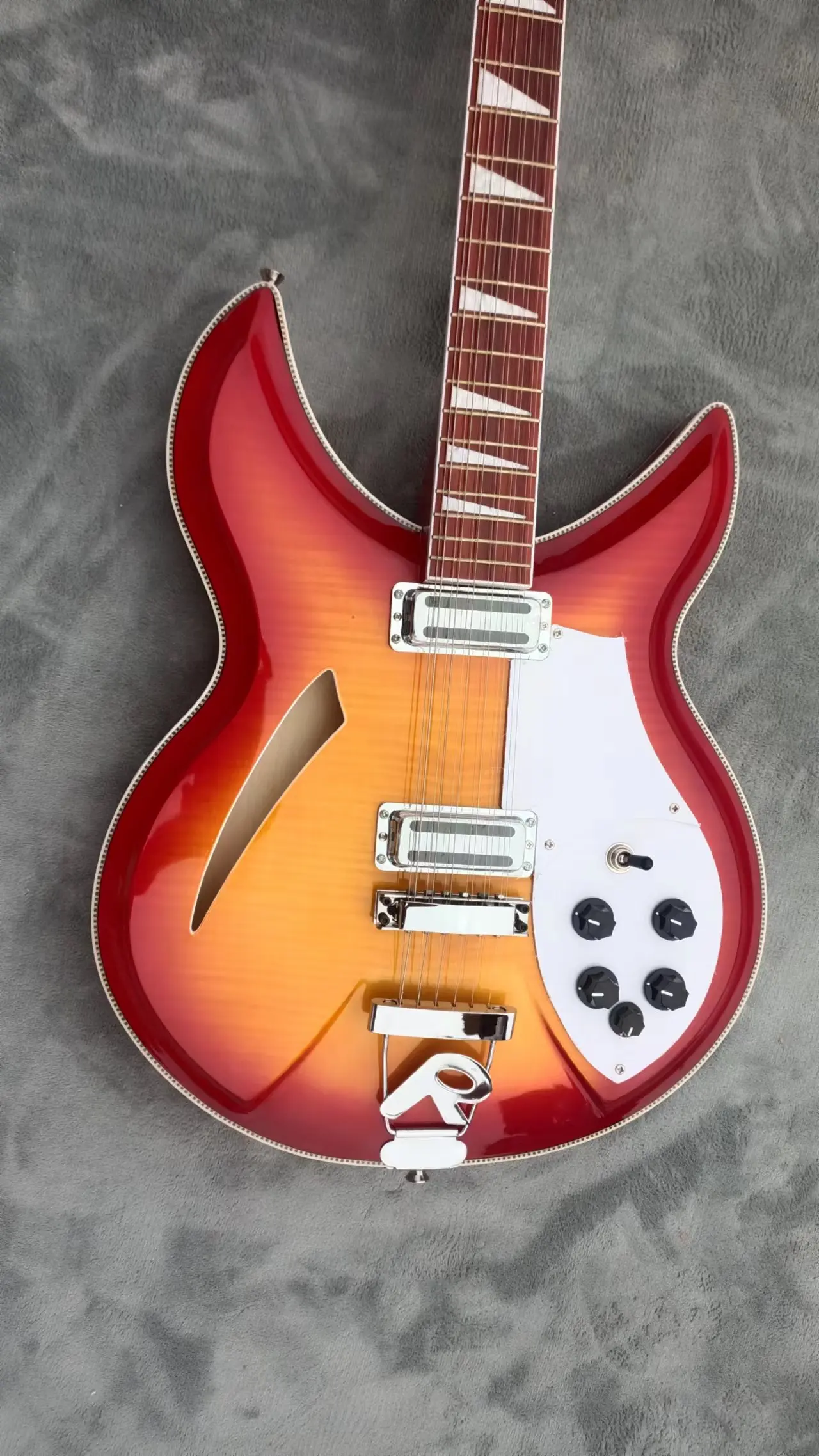 Цельная электрическая гитара, двойная струна, красное кольцо и Желтый корпус, накладная планка R string, два символа пикапа, винтажная
Цельная электрическая гитара, двойная струна, красное кольцо и Желтый корпус, накладная планка R string, два символа пикапа, винтажная