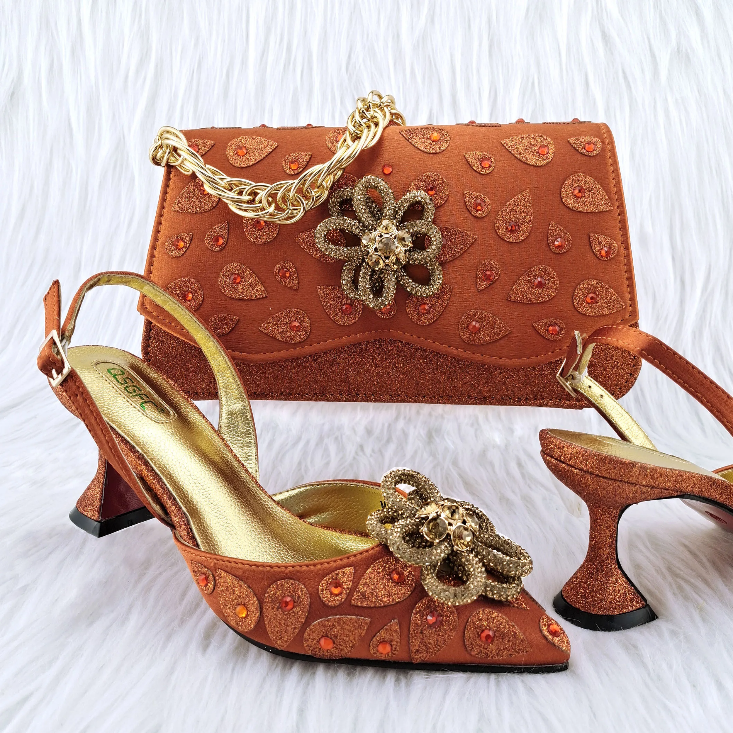 Italian Design Hollow 2023 Pointed Shoes And Fashionable Banquet Bag Comfortable Mid-Heel Rhinestones Suitable For party
Italian Design Hollow 2023 Pointed Shoes And Fashionable Banquet Bag Comfortable Mid-Heel Rhinestones Suitable For party