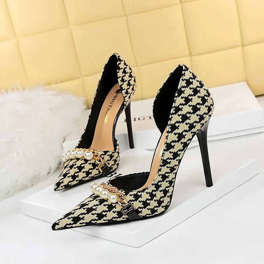 Luxury High Heel Checkered Houndstooth Pearl Metal Chain Slim Heel 10.5cm Super High Heel Women Shoes Single Shoes Party Shoes43
Luxury High Heel Checkered Houndstooth Pearl Metal Chain Slim Heel 10.5cm Super High Heel Women Shoes Single Shoes Party Shoes43