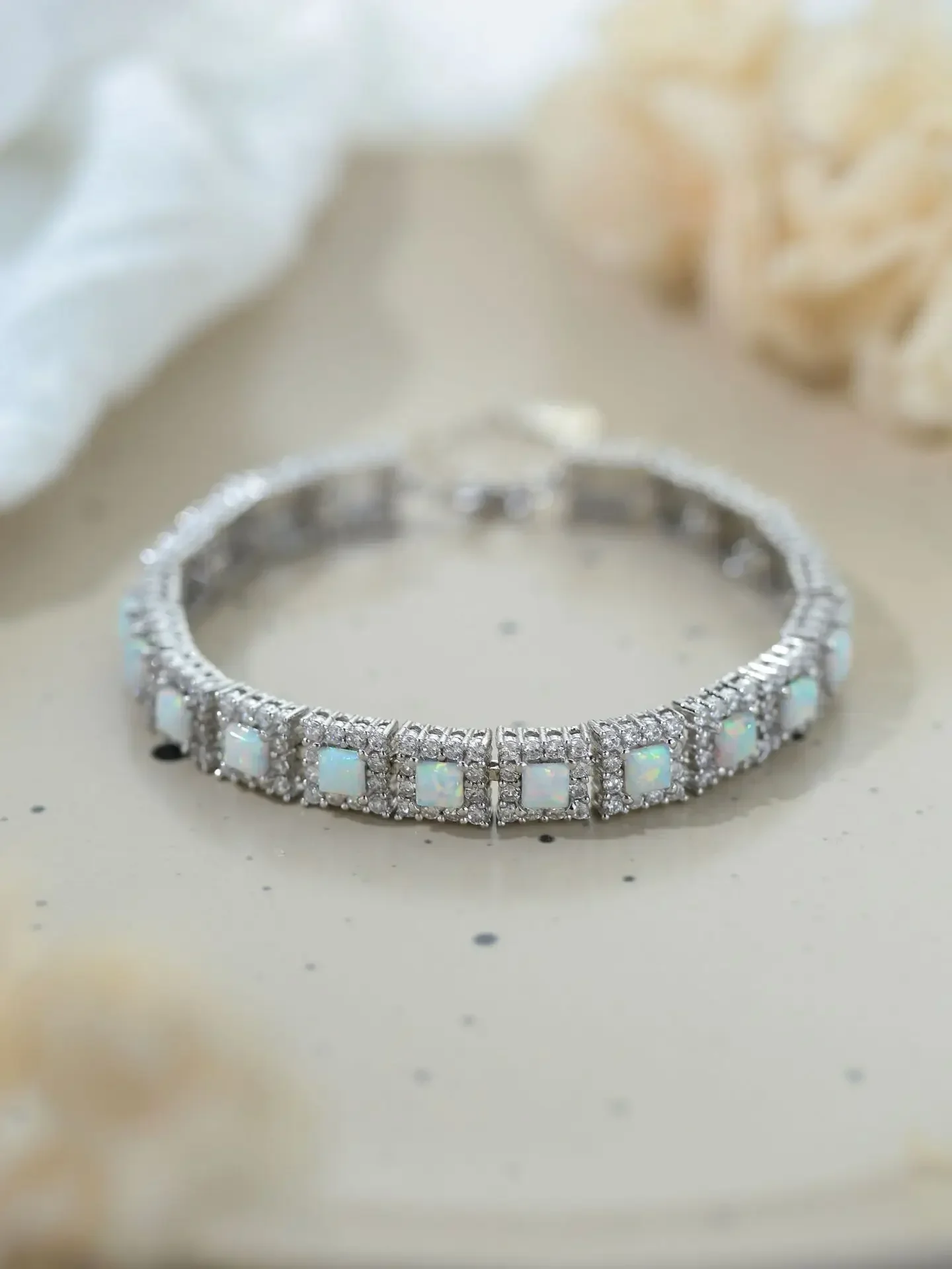

2023 Fashion Hot Selling Sterling 925 Silver Bracelet Inlaid with Opal and Zircon with Light Luxury Fashion Style