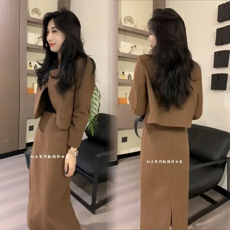 UNXX Women's Autumn and Winter Suit Jacket Skirt Set Hong Kong Style Retro Short Blazer Top High Waist Long Skirt Two-piece Set
UNXX Women's Autumn and Winter Suit Jacket Skirt Set Hong Kong Style Retro Short Blazer Top High Waist Long Skirt Two-piece Set
