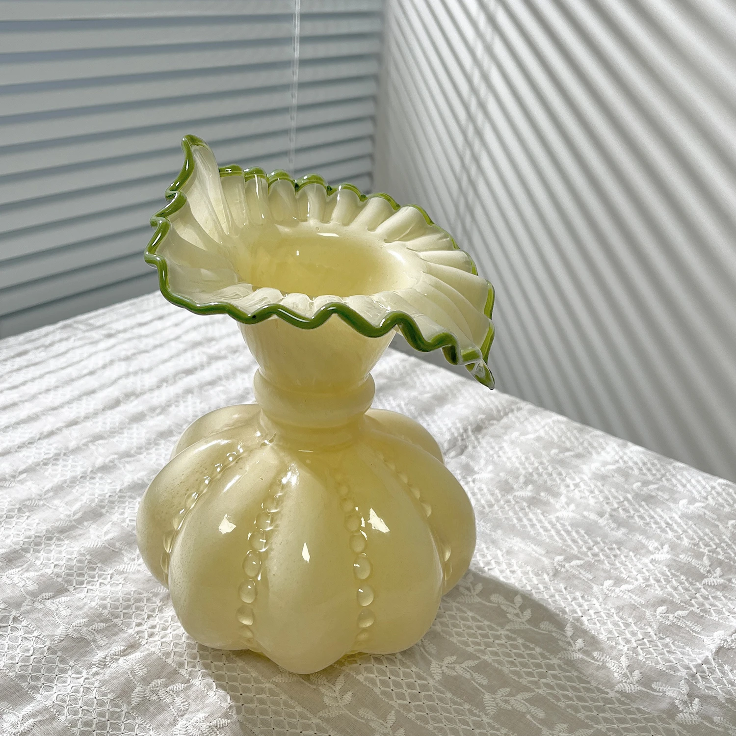 Petal vase ornaments vase in the living room French romantic water flower planter advanced sense.
Petal vase ornaments vase in the living room French romantic water flower planter advanced sense.