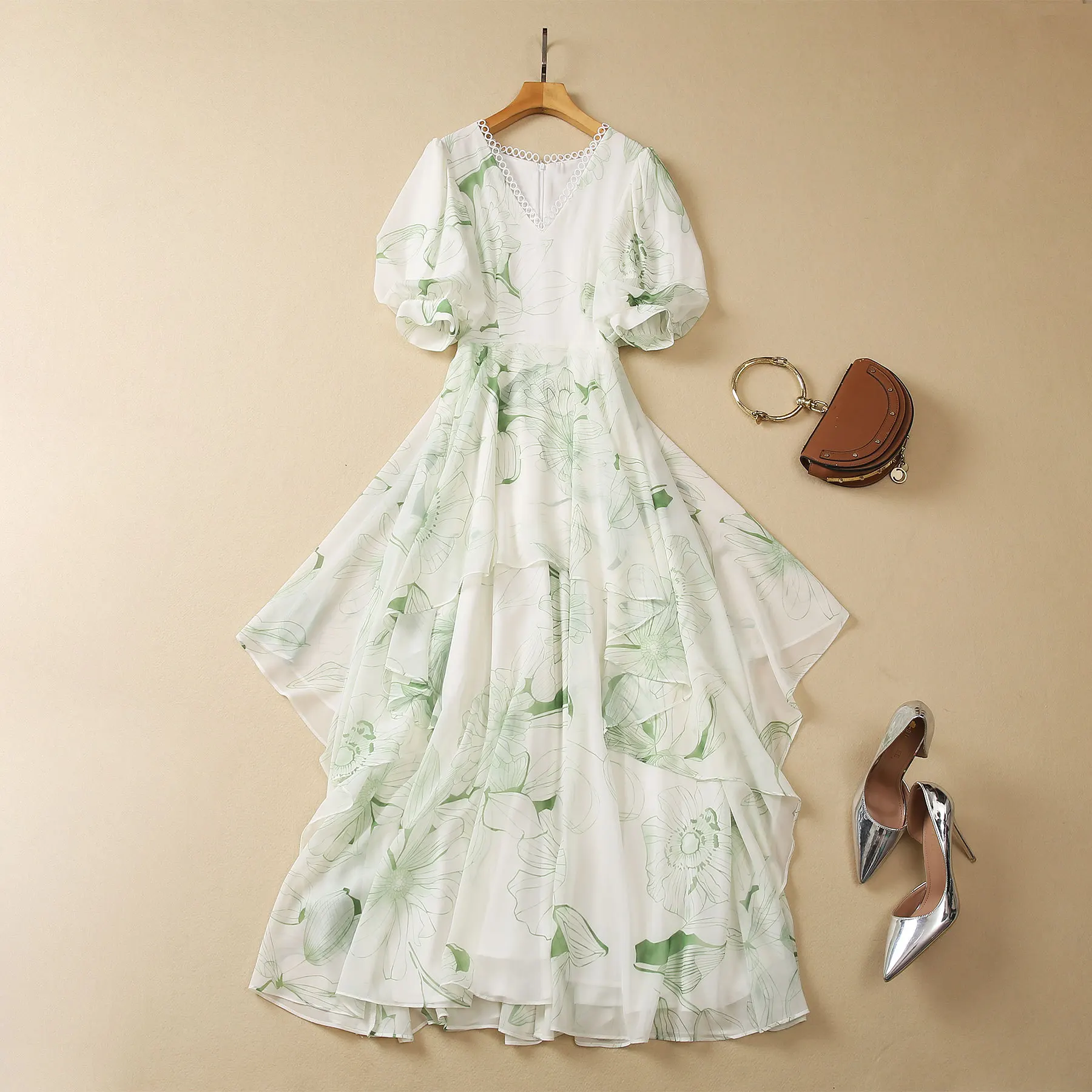 European and American women's clothes 2023 summer new Short sleeve V-neck print green Fashion Ruffled Pleated Dress 
European and American women's clothes 2023 summer new Short sleeve V-neck print green Fashion Ruffled Pleated Dress