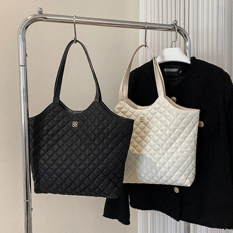 Women's Fashion Shoulder Bag Large Capacity Women's Bag Folds Rhombus Embroidery Thread Underarm Bag Handbags Tote Bags
Women's Fashion Shoulder Bag Large Capacity Women's Bag Folds Rhombus Embroidery Thread Underarm Bag Handbags Tote Bags