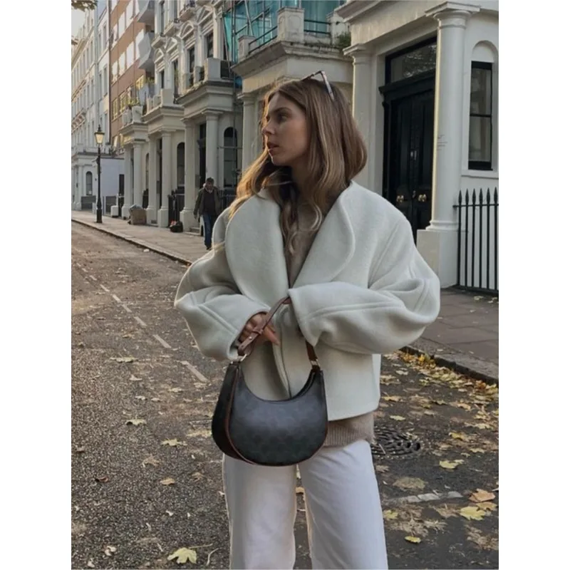 Ladies Casual Warm Wool Short Coat Women Fashion V-neck Long Sleeve Coats Autumn Winter Female Vintage High Street Cardigan
Ladies Casual Warm Wool Short Coat Women Fashion V-neck Long Sleeve Coats Autumn Winter Female Vintage High Street Cardigan