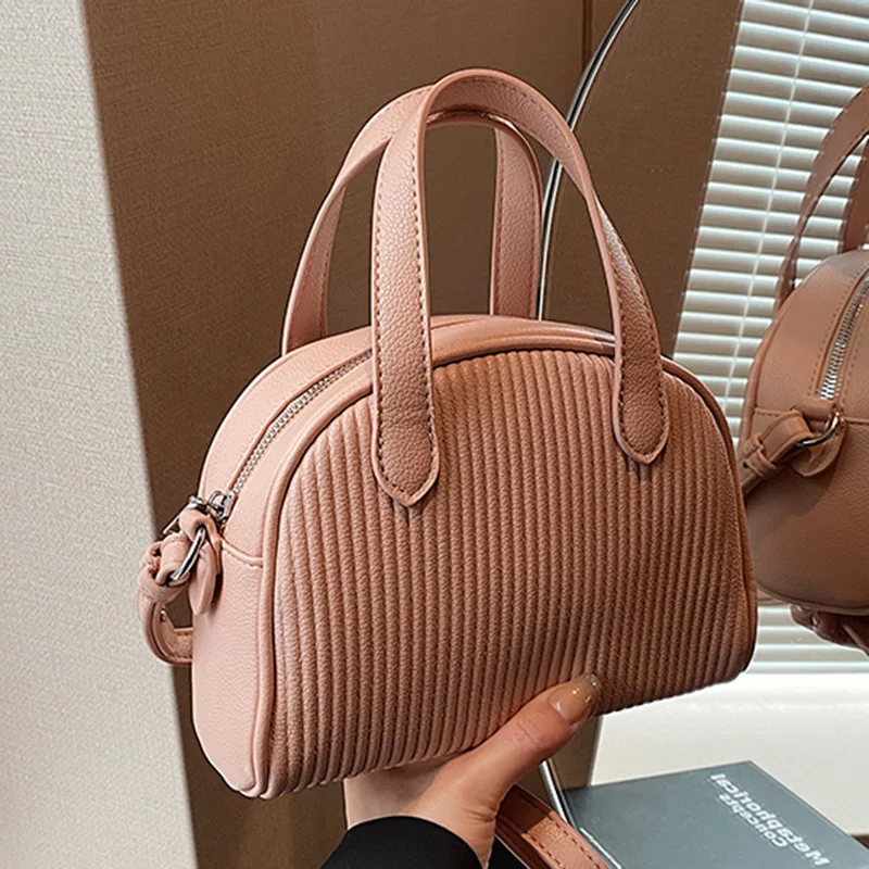 2024 New Designer Women Pink Beige Small Totes Trendy Ruched Handbags Autumn Winter Commute Shoulder Bags Shell Crossbody Bags
2024 New Designer Women Pink Beige Small Totes Trendy Ruched Handbags Autumn Winter Commute Shoulder Bags Shell Crossbody Bags