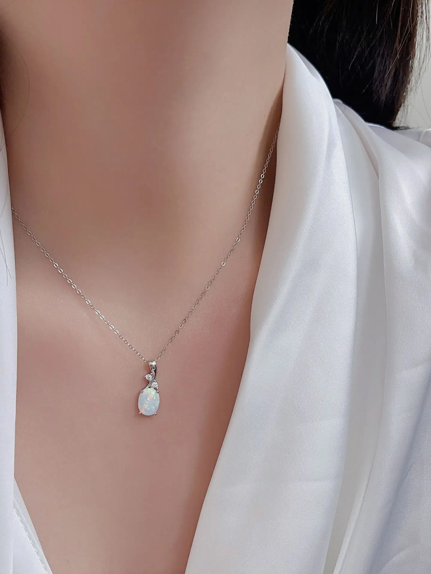 

2023 Hot selling s925 Sterling Silver Women's Necklace Elegant and Simple Oval Australian Treasure Pendant Fashion Versatile