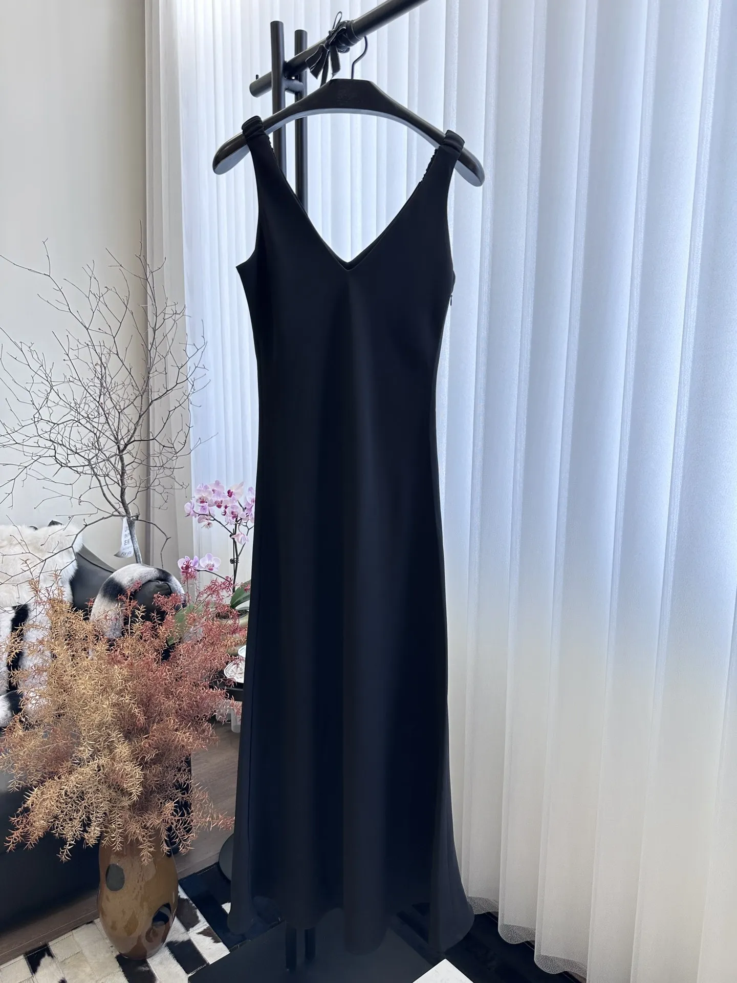 The new V-neck sundress is sexy but not flashy, and the body is a straight tube version
The new V-neck sundress is sexy but not flashy, and the body is a straight tube version