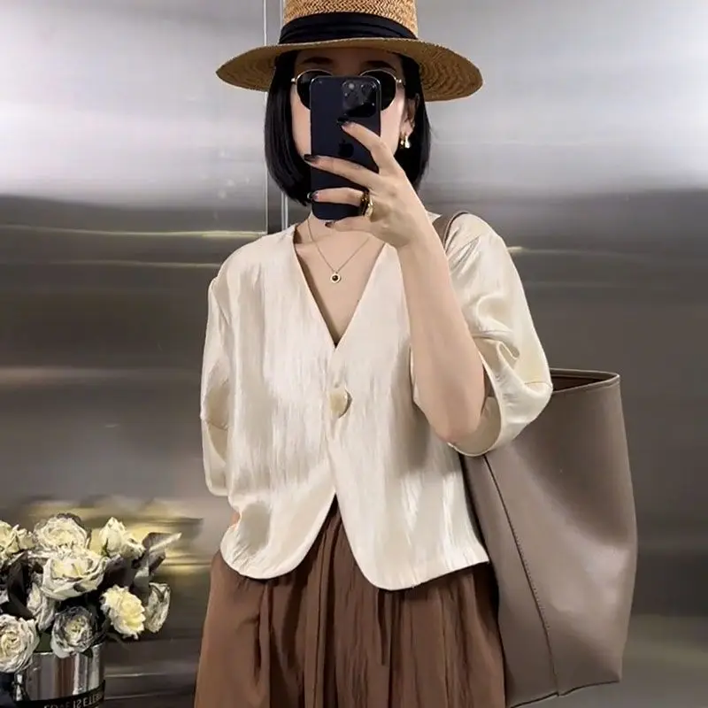 Solid Color Design Sense Short Sleeved Top For Women V-neck Lantern Sleeve Short Jacket For Summer Thin Style
Solid Color Design Sense Short Sleeved Top For Women V-neck Lantern Sleeve Short Jacket For Summer Thin Style
