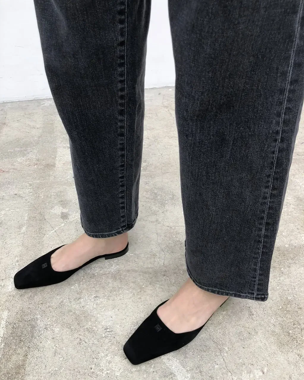 Women Suede Shoes Square Head Low-Heeled Classic Logo All-Match Flat Slippers Spring Summer New
Women Suede Shoes Square Head Low-Heeled Classic Logo All-Match Flat Slippers Spring Summer New