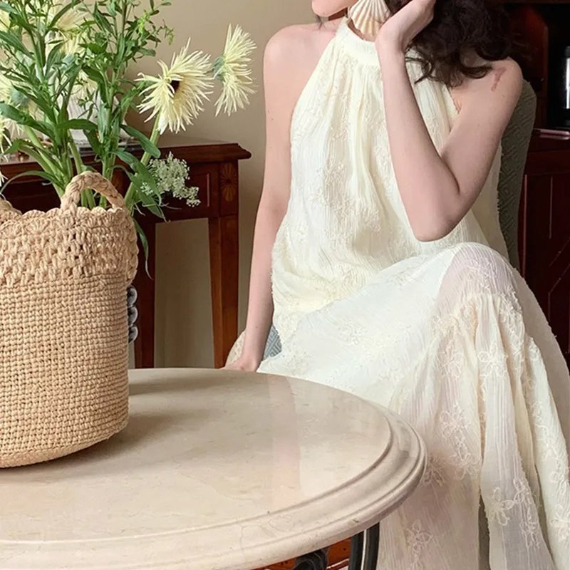 2023 summer new temperament niche design solid color sleeveless halter lace halter dress
2023 summer new temperament niche design solid color sleeveless halter lace halter dress