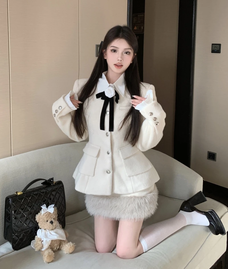2023 Autumn Winter New Arrivals Rich Girl Style Tweed Suit Set with Floral Jacket and Faux Fur Patchwork Pleated Skirt for Women
2023 Autumn Winter New Arrivals Rich Girl Style Tweed Suit Set with Floral Jacket and Faux Fur Patchwork Pleated Skirt for Women