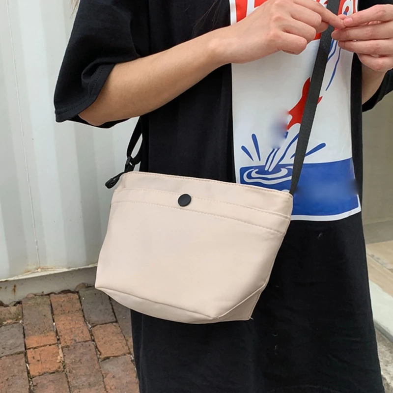 Водонепроницаемая нейлоновая сумка через плечо для женщин, повседневный однотонный маленький саквояж на плечо для девочек-подростков, простая повседневная дорожная Сумочка с несколькими карманами 
Водонепроницаемая нейлоновая сумка через плечо для женщин, повседневный однотонный маленький саквояж на плечо для девочек-подростков, простая повседневная дорожная Сумочка с несколькими карманами