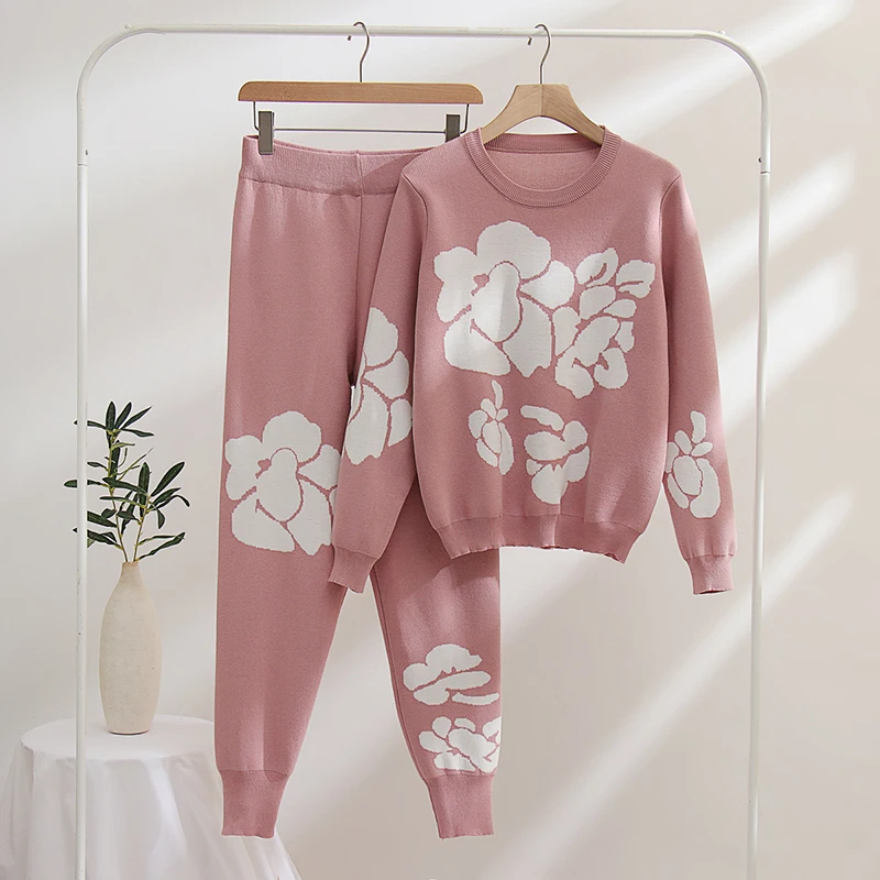 Flowers Long Sleeved Jacquard Round Neck Sweater Set Sports Casual Style Knitted Women's Two-Piece Set Elastic Waist Loose Pants
Flowers Long Sleeved Jacquard Round Neck Sweater Set Sports Casual Style Knitted Women's Two-Piece Set Elastic Waist Loose Pants